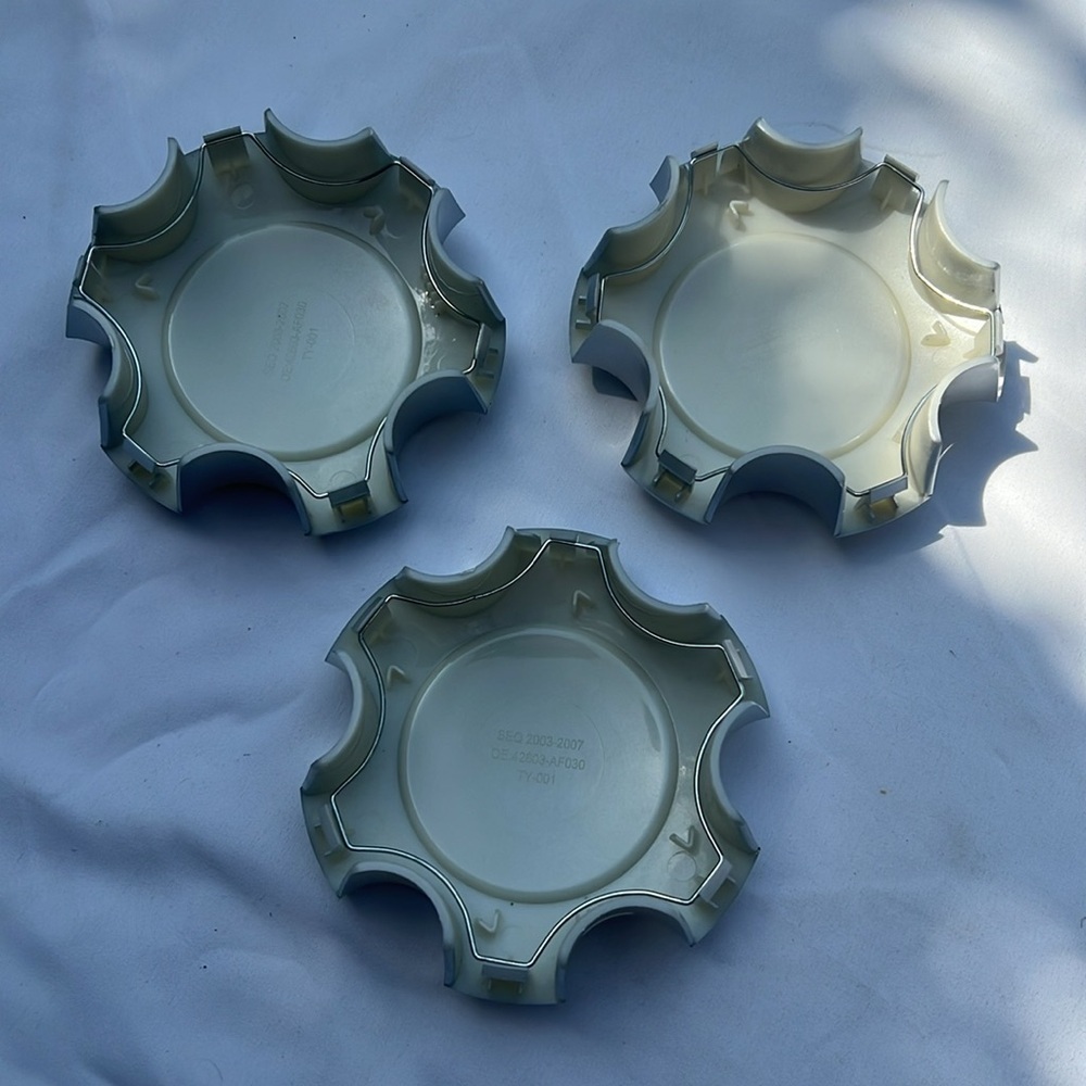 Toyota alloy wheel center total 3, can separate - Picture 5 of 7